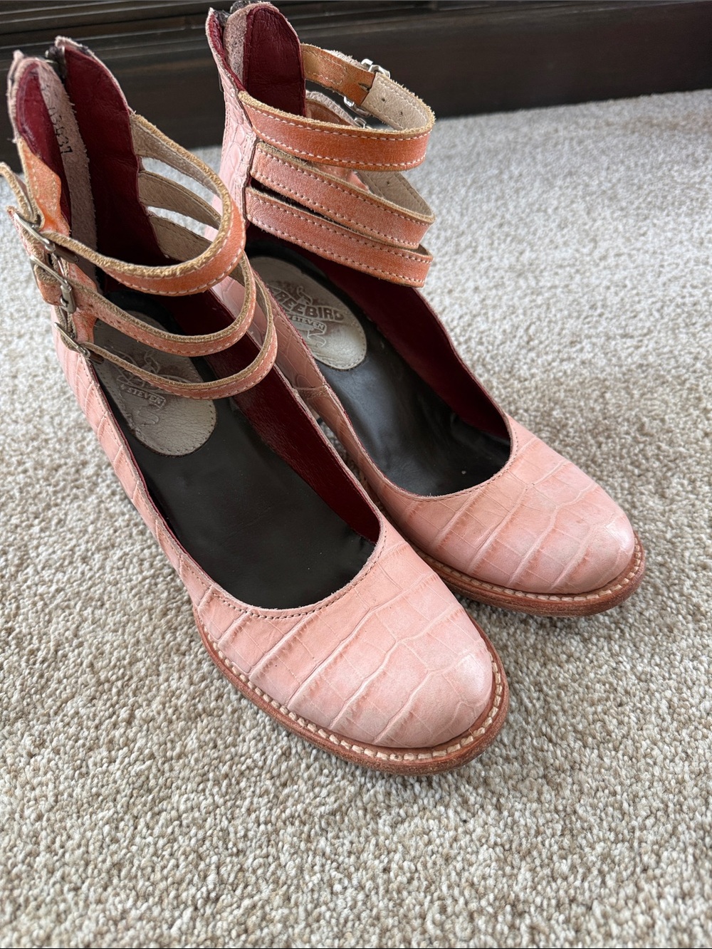 Freebird pink crocodile heeled with straps - Picture 2 of 8